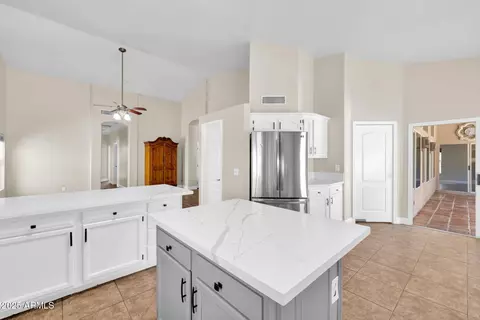 Kitchen - 758 S Lagoon Dr, Gilbert, AZ 85233 photo 5 of 8