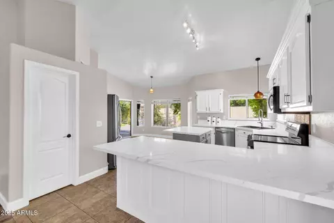 Kitchen - 758 S Lagoon Dr, Gilbert, AZ 85233 photo 2 of 8
