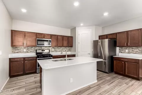 Kitchen - 1555 S Loren Ln, Gilbert, AZ 85296 photo 1 of 2