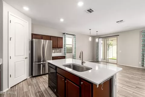 Kitchen - 1555 S Loren Ln, Gilbert, AZ 85296 photo 2 of 2
