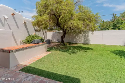 Exterior - 560 W Montebello Ave, Phoenix, AZ 85013 photo 6 of 9