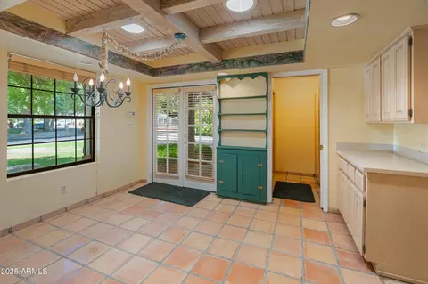 Dining - 560 W Montebello Ave, Phoenix, AZ 85013 photo 2 of 2