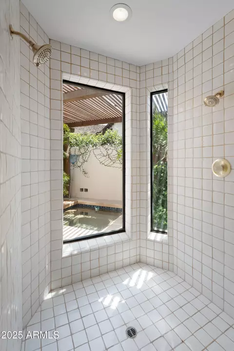Bath - 560 W Montebello Ave, Phoenix, AZ 85013 photo 3 of 6