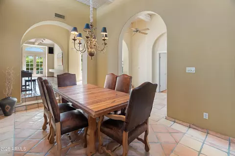 Dining - 560 W Montebello Ave, Phoenix, AZ 85013 photo 1 of 2