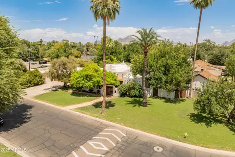 View/Area - 560 W Montebello Ave, Phoenix, AZ 85013 photo 2 of 5