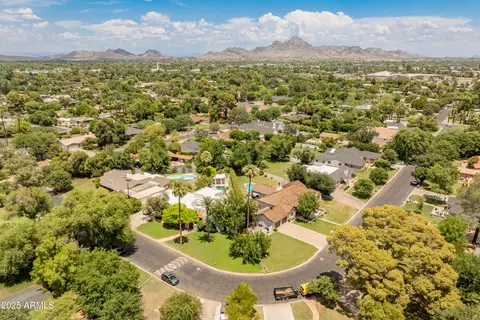 View/Area - 560 W Montebello Ave, Phoenix, AZ 85013 photo 1 of 5