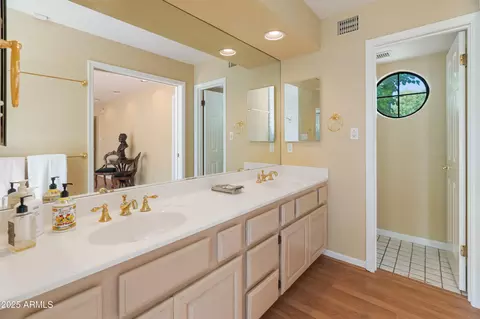 Bath - 560 W Montebello Ave, Phoenix, AZ 85013 photo 1 of 6