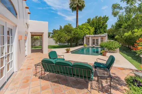 Exterior - 560 W Montebello Ave, Phoenix, AZ 85013 photo 4 of 9