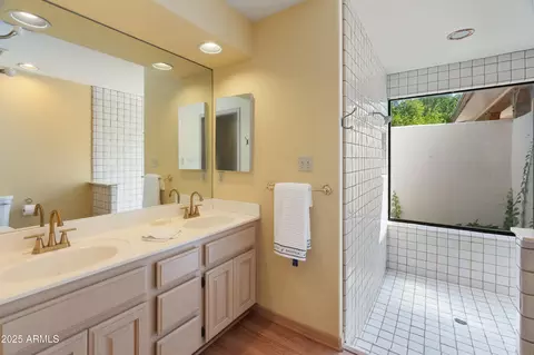Bath - 560 W Montebello Ave, Phoenix, AZ 85013 photo 5 of 6