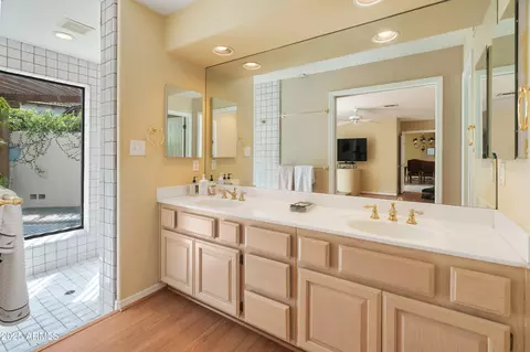 Bath - 560 W Montebello Ave, Phoenix, AZ 85013 photo 2 of 6
