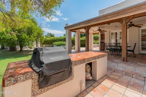 Exterior - 560 W Montebello Ave, Phoenix, AZ 85013 photo 7 of 9