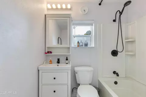 Bath - 1221 E Oregon Ave, Phoenix, AZ 85014 photo 1 of 1