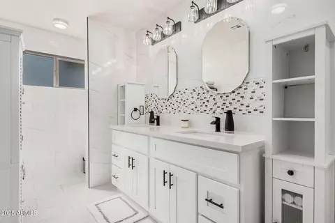Bath - 2236 W Thomas Rd, Phoenix, AZ 85015 photo 1 of 3