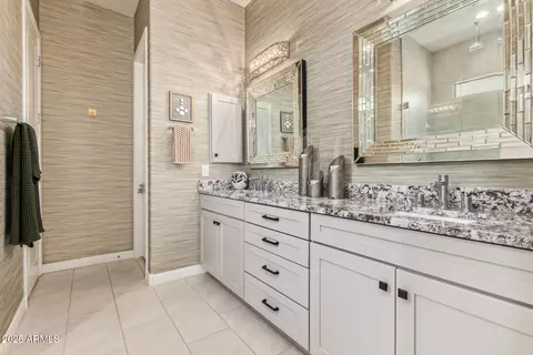 Bath - 6608 E Libby St, Phoenix, AZ 85054 photo 1 of 5