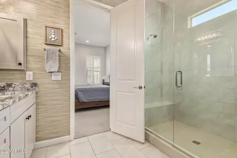 Bath - 6608 E Libby St, Phoenix, AZ 85054 photo 2 of 5