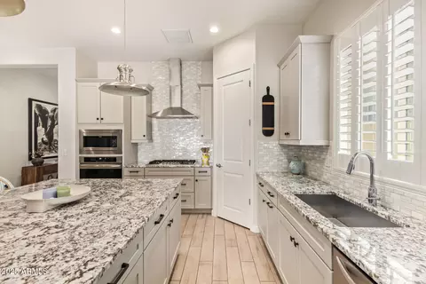 Kitchen - 6608 E Libby St, Phoenix, AZ 85054 photo 3 of 4