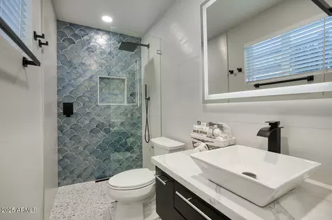 Bath - 1002 E Butler Dr, Phoenix, AZ 85020 photo 2 of 2