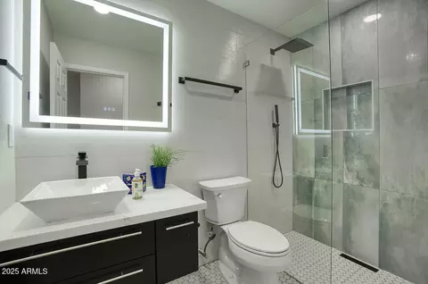 Bath - 1002 E Butler Dr, Phoenix, AZ 85020 photo 1 of 2