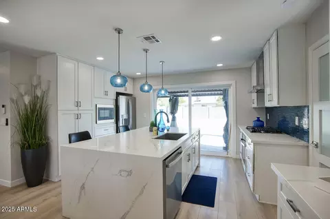 Kitchen - 1002 E Butler Dr, Phoenix, AZ 85020 photo 2 of 4