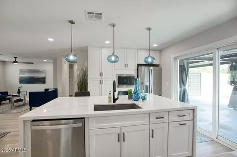 Kitchen - 1002 E Butler Dr, Phoenix, AZ 85020 photo 3 of 4