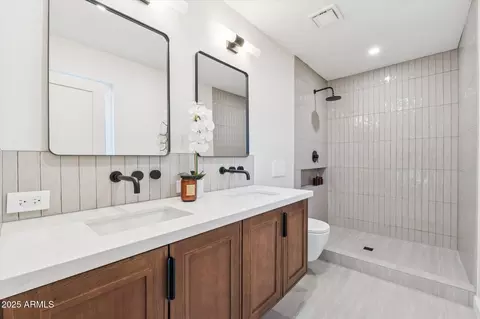 Bath - 2423 E Flower St, Phoenix, AZ 85016 photo 1 of 2