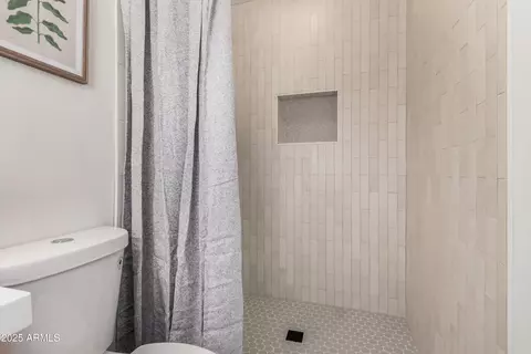 Bath - 4561 N 12th Ave, Phoenix, AZ 85013 photo 2 of 4