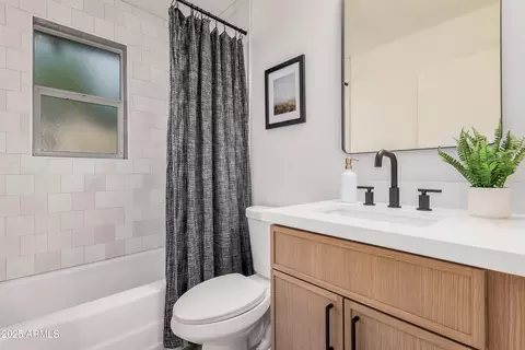 Bath - 4561 N 12th Ave, Phoenix, AZ 85013 photo 3 of 4
