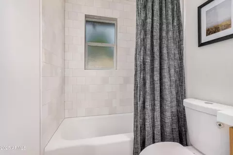 Bath - 4561 N 12th Ave, Phoenix, AZ 85013 photo 4 of 4
