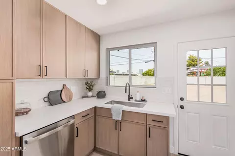 Kitchen - 4561 N 12th Ave, Phoenix, AZ 85013 photo 3 of 4