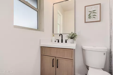 Bath - 4561 N 12th Ave, Phoenix, AZ 85013 photo 1 of 4