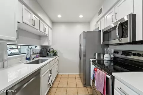 Kitchen - 3301 Earll Dr #107, Phoenix, AZ 85018 photo 2 of 2