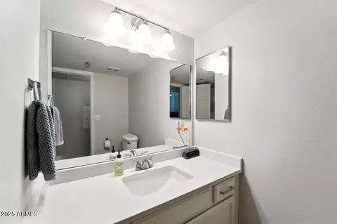 Bath - 3301 Earll Dr #107, Phoenix, AZ 85018 photo 1 of 3