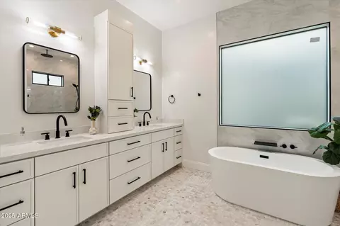 Bath - 4311 E Sells Dr, Phoenix, AZ 85018 photo 4 of 12