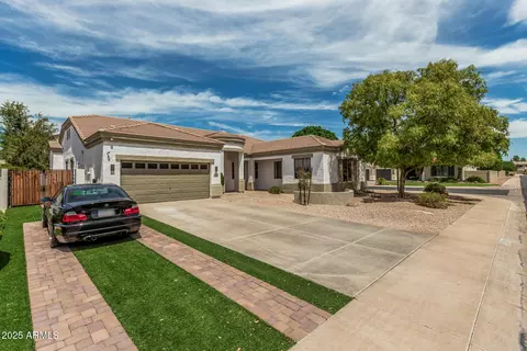 Exterior - 3000 E Parkview Dr, Gilbert, AZ 85295 photo 3 of 8