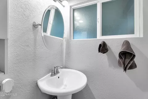 Bath - 1035 E Pierson St, Phoenix, AZ 85014 photo 3 of 3
