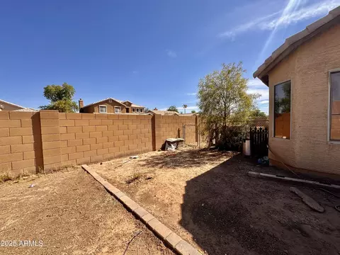 Exterior - 2202 S 82nd Ave, Phoenix, AZ 85043 photo 6 of 10