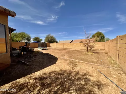 Exterior - 2202 S 82nd Ave, Phoenix, AZ 85043 photo 5 of 10