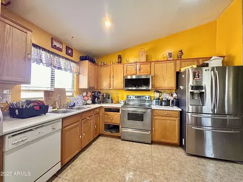 Kitchen - 2202 S 82nd Ave, Phoenix, AZ 85043 photo 2 of 7