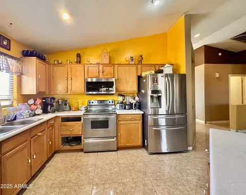 Kitchen - 2202 S 82nd Ave, Phoenix, AZ 85043 photo 3 of 7