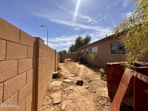 Exterior - 2202 S 82nd Ave, Phoenix, AZ 85043 photo 7 of 10