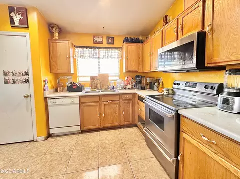 Kitchen - 2202 S 82nd Ave, Phoenix, AZ 85043 photo 4 of 7