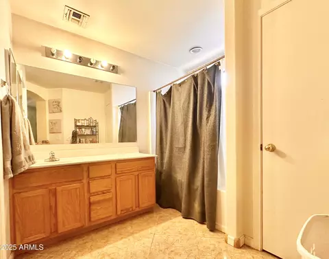 Bath - 2202 S 82nd Ave, Phoenix, AZ 85043 photo 2 of 3