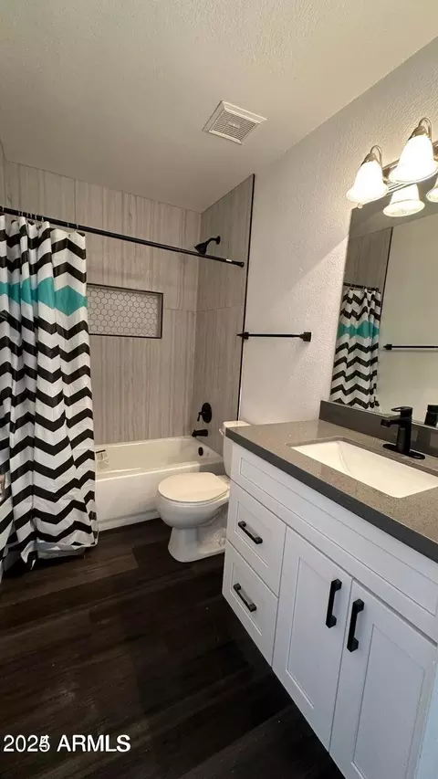 Bath - 1614 E Sandra Ter, Phoenix, AZ 85022 photo 1 of 2