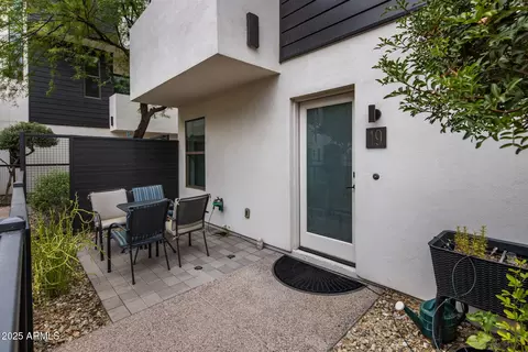 Exterior - 325 E Coronado Rd #19, Phoenix, AZ 85004 photo 2 of 4
