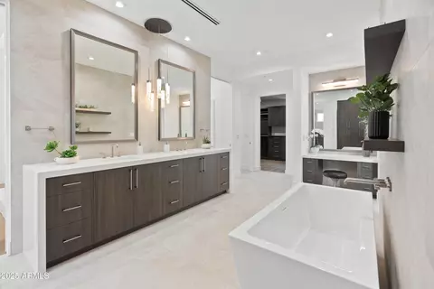 Bath - 5538 E Lafayette Blvd, Phoenix, AZ 85018 photo 1 of 8