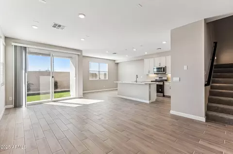5823 E Covey Ln, Phoenix, AZ 85054 photo 2