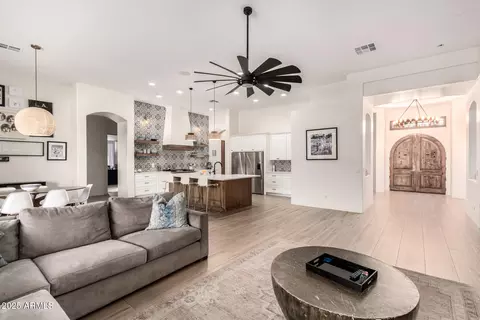 Entry Way - 1611 W Pearce Rd, Phoenix, AZ 85041 photo 2 of 3