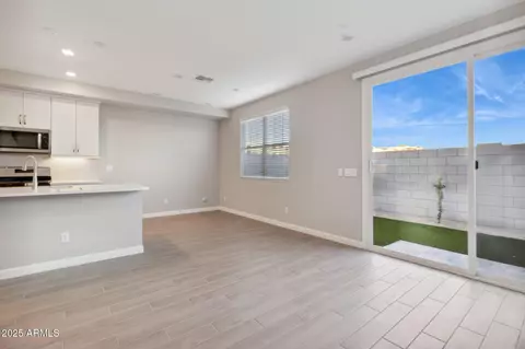5829 E Zachary Dr, Phoenix, AZ 85054 photo 4