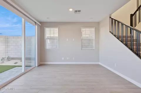 5829 E Zachary Dr, Phoenix, AZ 85054 photo 2