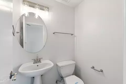 Bath - 1409 E Bloch Rd, Phoenix, AZ 85040 photo 3 of 4